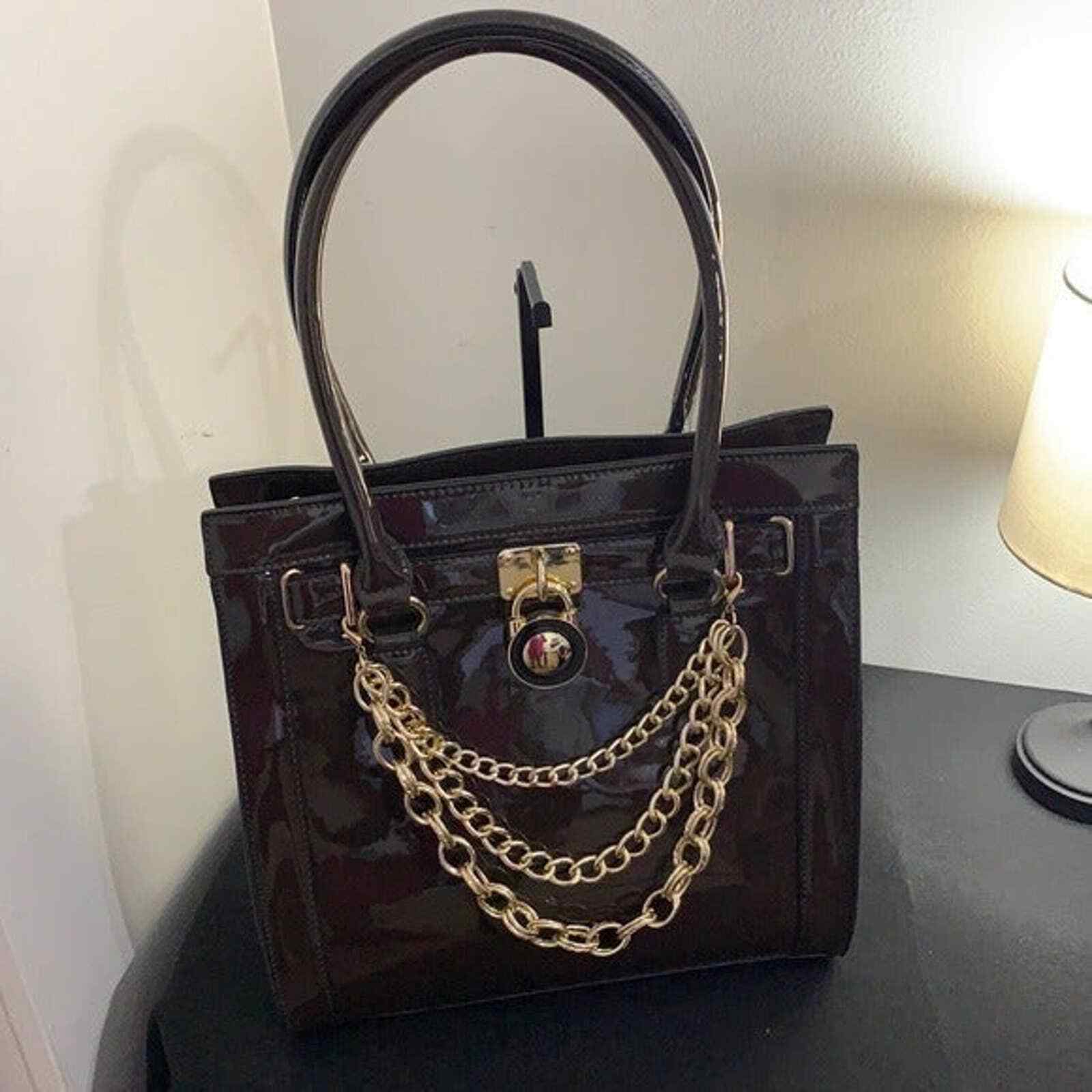Caramelo Brown Patent Faux Leather Handbag